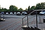 Бесплатные парковочные места и место для отдыха на территории отеля.
